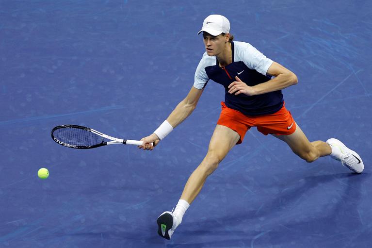 Un recupero di diritto di Jannik Sinner (foto Getty Images)