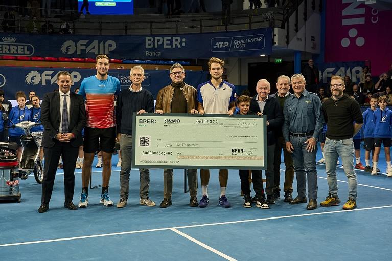 Da sinistra: Attilio Baruffi (presidente di Bergamo Infrastrutture), Jan-Lennard Struff, Marco Fermi (direttore del torneo), Luca Gotti (BPER Banca), Otto Virtanen, Giuseppe Magoni (FAIP) con il nipotino, Gabriele Magoni (Perrel), il comandante Roberto Magnani (Canton Air) e Glauco Merelli (Olme Sport). (Foto Milesi)