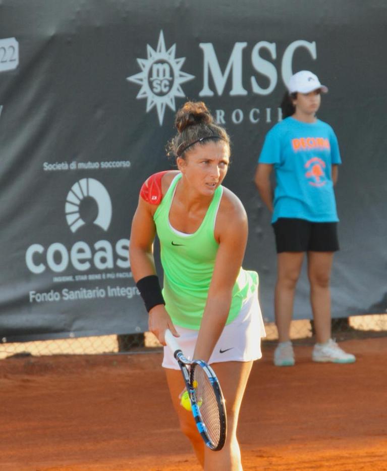 Sara Errani al servizio