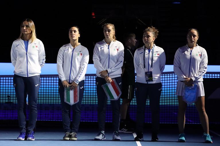 BJK Cup, la nazionale azzurra: da sinistra il capitano Tathiana Garbin, Martina Trevisan, Lucia Bronzetti, Jasmine Paolini ed Elisabetta Cocciaretto (foto Valls Halling)