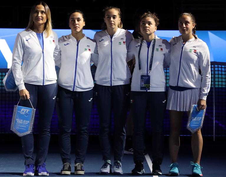 BJK Cup, la nazionale azzurra: da sinistra il capitano Tathiana Garbin, Martina Trevisan, Lucia Bronzetti, Jasmine Paolini ed Elisabetta Cocciaretto (foto Valls Halling)