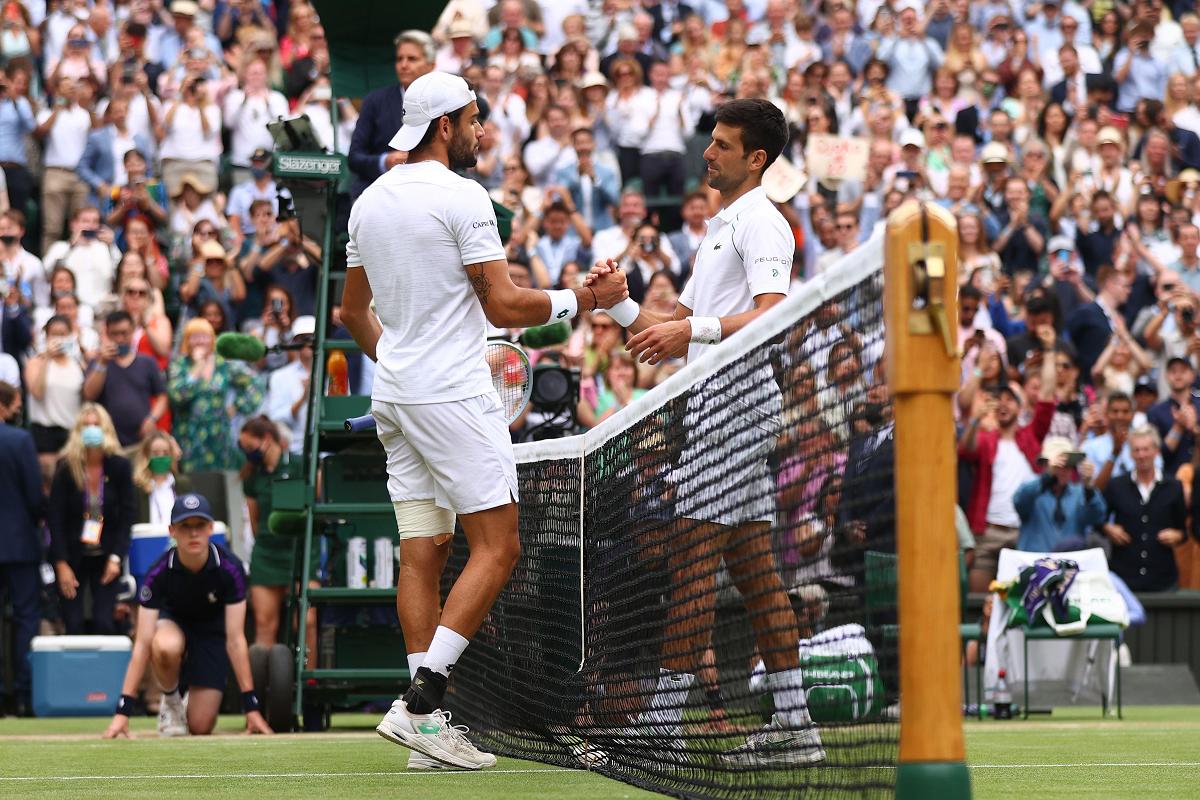 Il saluto tra Berrettini e Djokovic al termine della finale di Wimbledon 2021 (foto Getty Images)