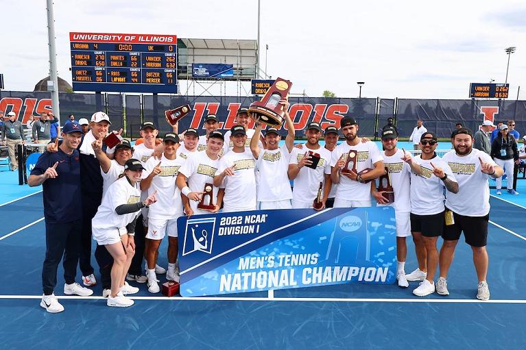 I titoli universitari NCAA 2022 sono andati alle ragazzze della Texas University e ai ragazzi dell'University of Virginia