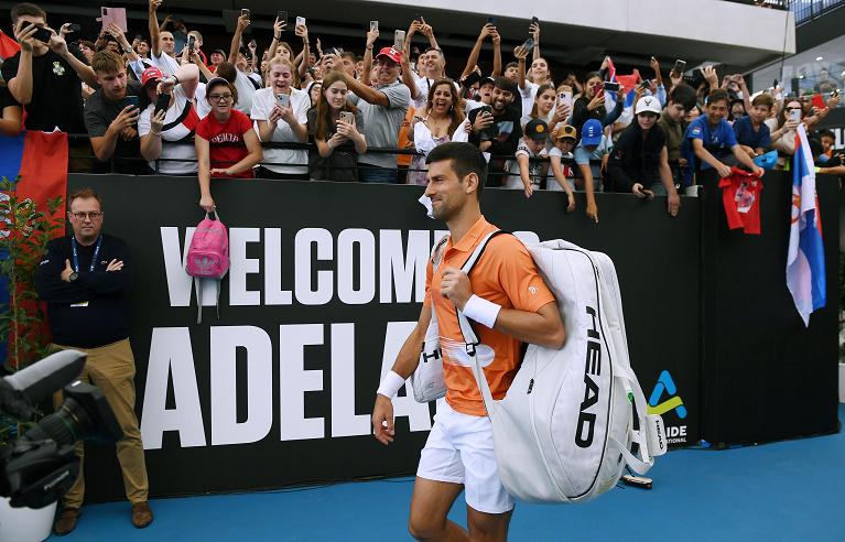 L'ingresso in campo di Djokovic ad Adelaide (Foto Getty Images)