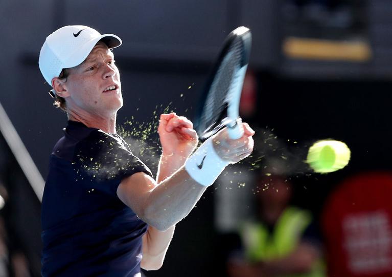 Jannik Sinner colpisce di diritto (foto Getty Images)