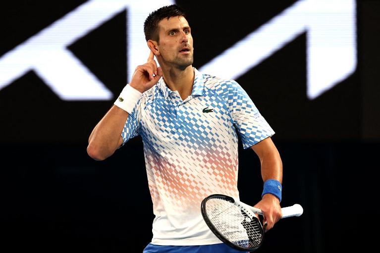 Novak Djokovic esulta con un gesto rivolto al pubblico (foto Getty Images)