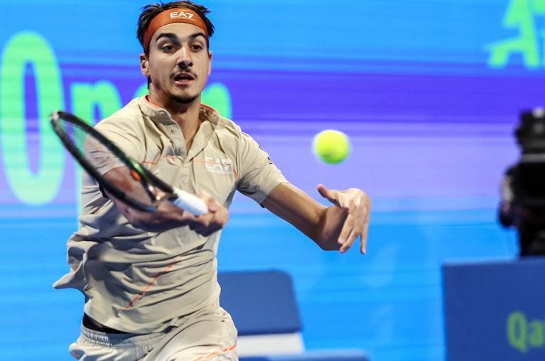 Lorenzo Sonego colpisce di diritto (foto Twitter Qatar ExxonMobil Open)