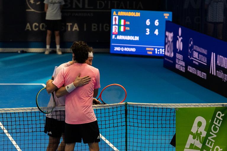 Andrea e Federico Arnaboldi al termine del loro derby in famiglia (foto Loredana Berguecio Bertolini e Lorenzo Vittori)