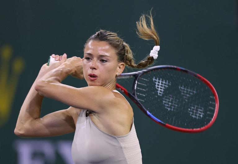 Il movimento di chiusura del rovescio di Camila Giorgi (foto Getty Images)