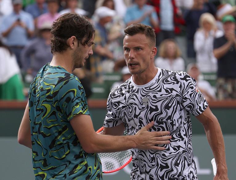 Lo statunitense Taylor Fritz e l'ungherese Marton Fucsovics sul campo a India Wells