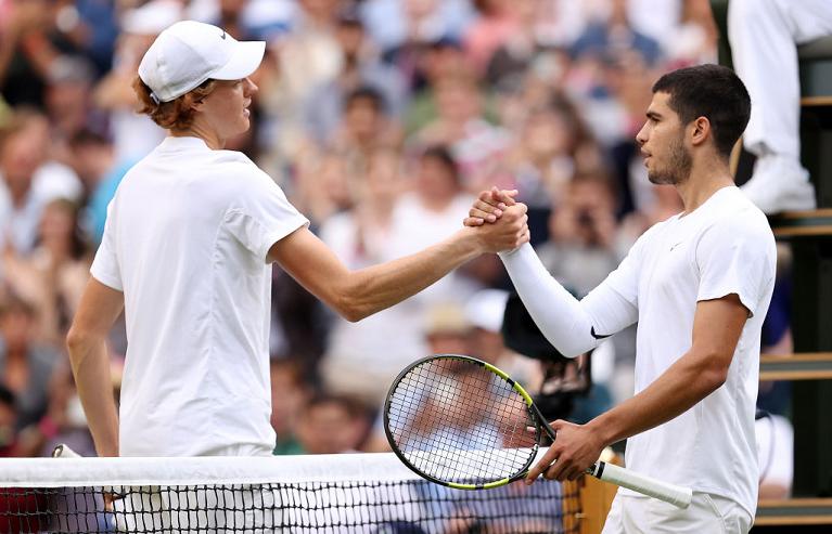 Il saluto a fine match tra Jannik Sinner e Carlos Alcaraz (foto Getty Images)