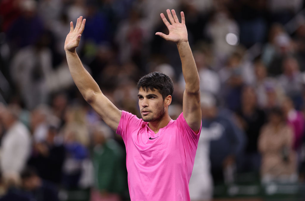 Alcaraz atropela Medvedev, é campeão em Indian Wells e retoma