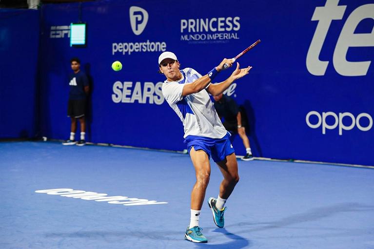 Luciano Darderi colpisce di rovescio (foto Abierto Mexicano Telcel website)