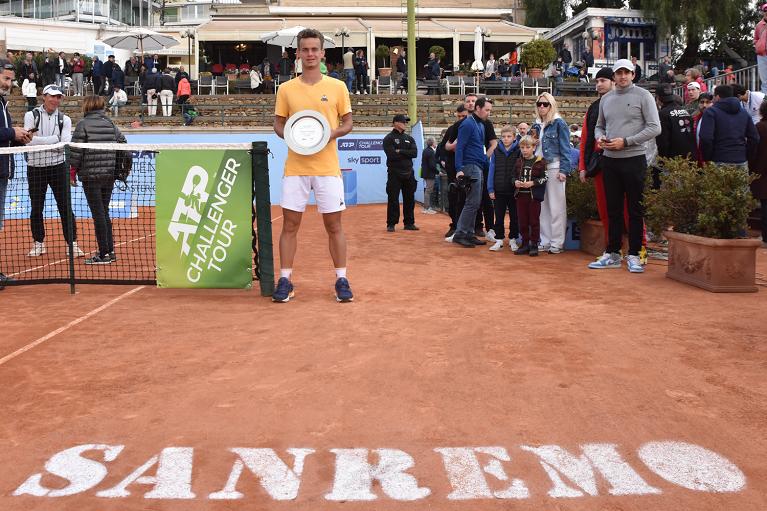 Luca Van Assche con il titolo del Challenger di Sanremo (foto MDLPHOTO)