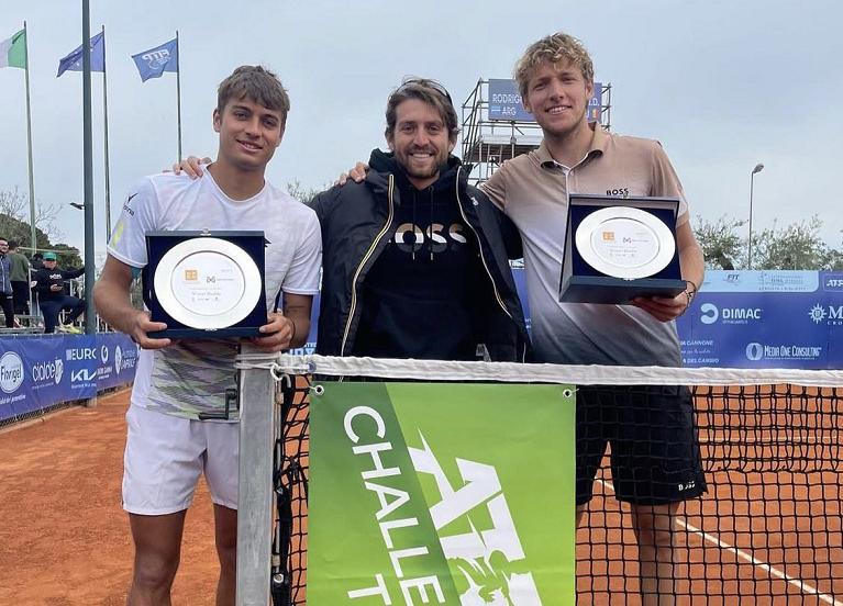 Flavio Cobolli e Jacopo Berrettini con il titolo vinto in doppio nel Challenger di Barletta (foto Instagram @flavio_cobbo)