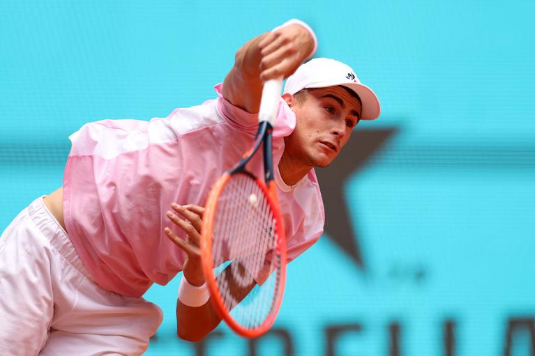 Matteo Arnaldi al servizio (foto Getty Images)