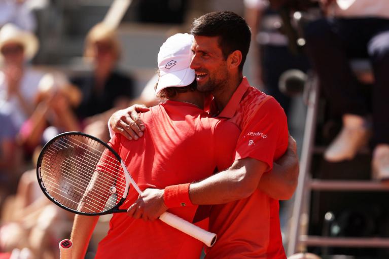L'abbraccio tra Djokovic e Kovacevic al Roland Garros (Getty Images)