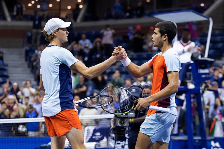 La stretta di mano tra Jannik Sinner e Carlos Alcaraz (foto Getty Images)
