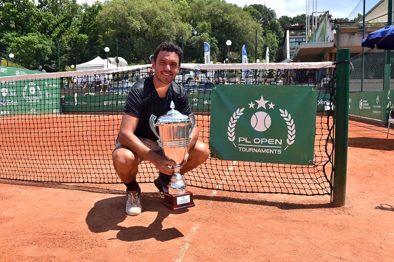 Goncalo Oliveira con il trofeo del PL Open di Roma (Foto Adelchi Fioriti)