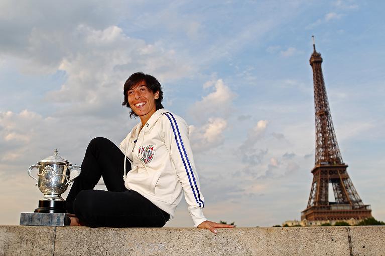 Francesca Schiavone con la coppa del Roland Garros 2010 e sullo sfondo la Tour Eiffel