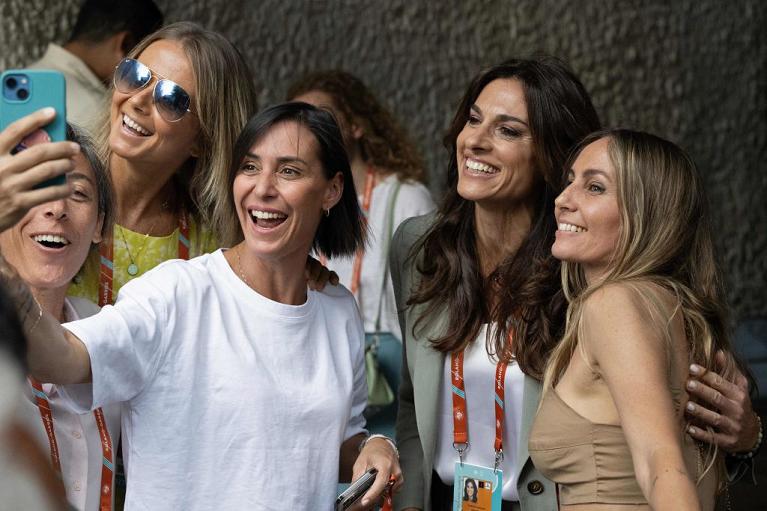 Un selfie per Francesca Schiavone, Daniela Hantuchova, Flavia Pennetta, Gabriela Sabatini e Gisela Dulko (foto Getty Images)