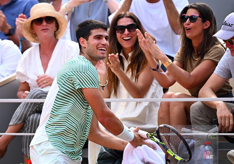 Un'esultanza di Carlos Alcaraz al Roland Garros (Getty Images)