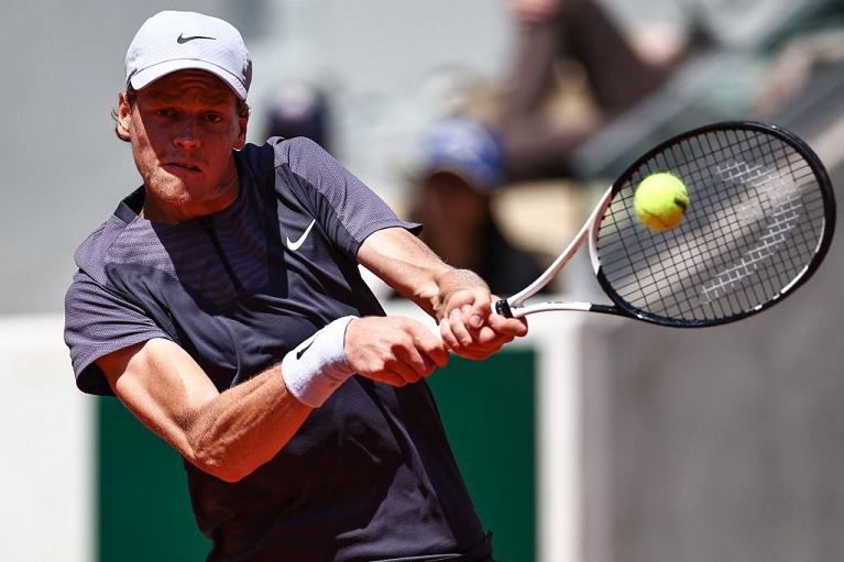 Un rovescio a due mani di Jannik Sinner (foto Getty Images)