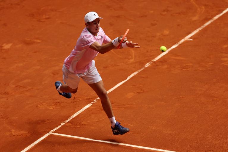 Matteo Arnaldi colpisce di diritto (foto Getty Images)