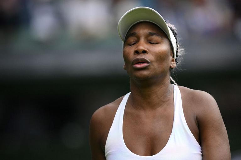 Venus Williams delusa per la sconfitta a Wimbledon (Getty Images)