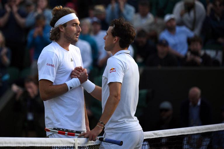 La stretta di mano tra Stefanos Tsitsipas e Dominic Thiem a Wimbledon (Getty Images)