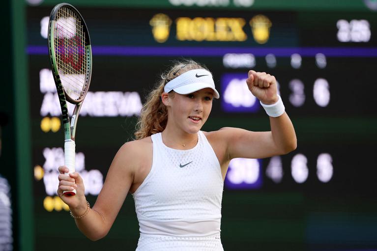 Mira Andreeva esulta a Wimbledon