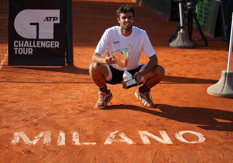 Facundo Diaz Acosta con il trofeo dell'Aspria Tennis Cup (foto Peluso)