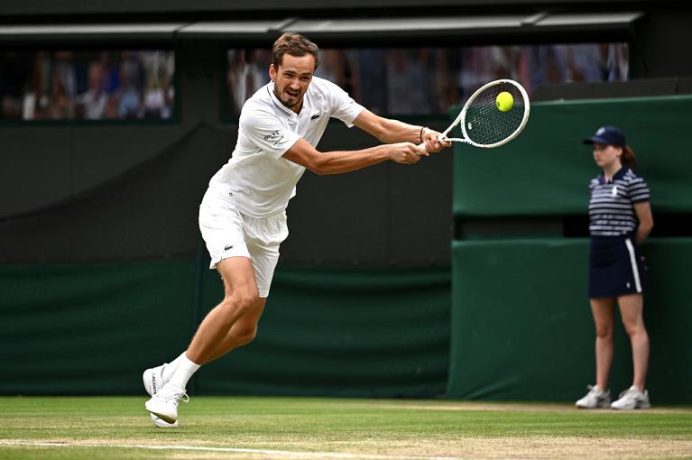 Daniil Medvedev in azione a Wimbledon