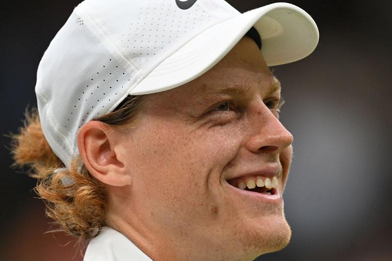 Un bel primo piano di un sorridente Jannik Sinner (foto Getty Images)