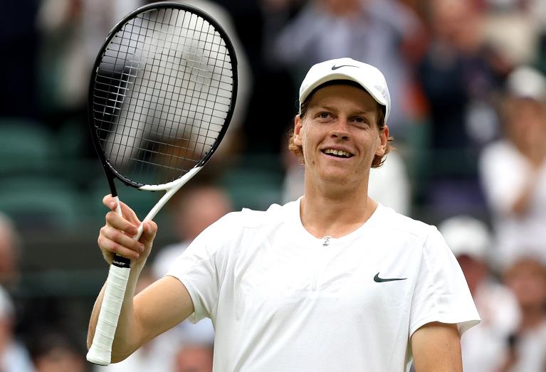 Jannik Sinner con la sua Head Speed a Wimbledon: il pattern d'incordatura è 16x19, la tensione delle corde molto alta : 28 kg