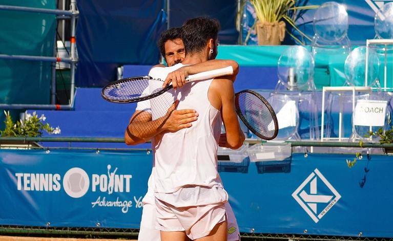 Federico Gaio e Andrea Pellegrino festeggiano il titolo in doppio al Challenger di Verona (Foto Facebook Internazionali di Tennis Verona)