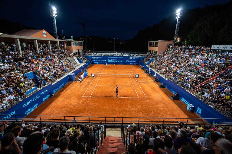 Il Centrale di San Marino gremito per il match d'esordio di Fabio Fognini (foto Chapman/San Marino Open)