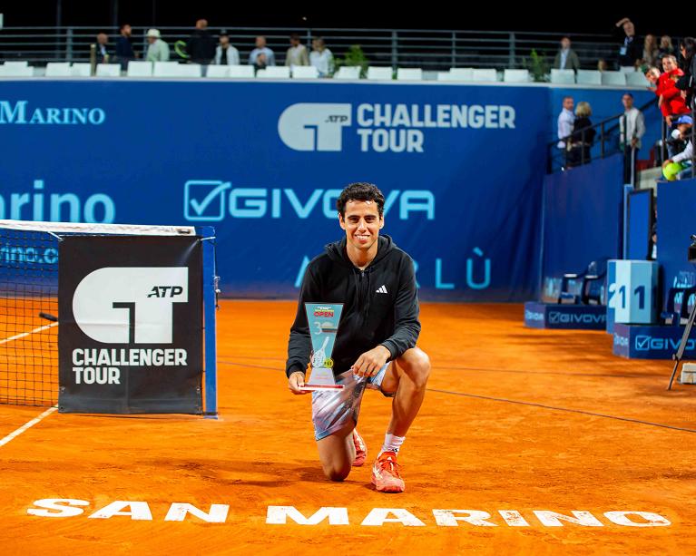 Jaume Munar con il trofeo del Challenger di San Marino 2023 (foto: Chapman/San Marino Open)