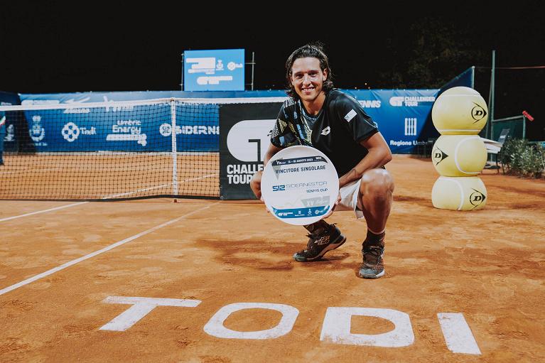 Luciano Darderi con il trofeo vinto a Todi (Foto Yuri Serafini)