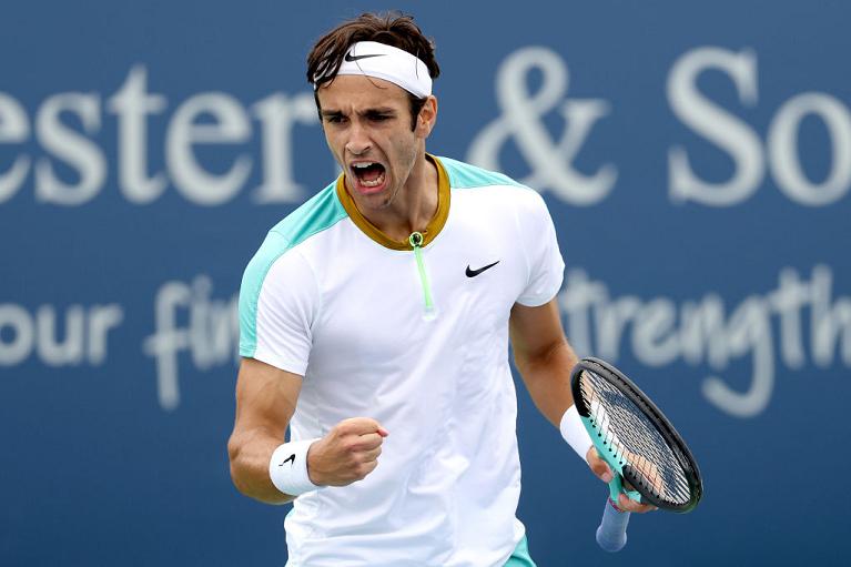Lorenzo Musetti esulta dopo la vittoria su daniel Evans al Masters 1000 di Cincinnati (Getty Images)