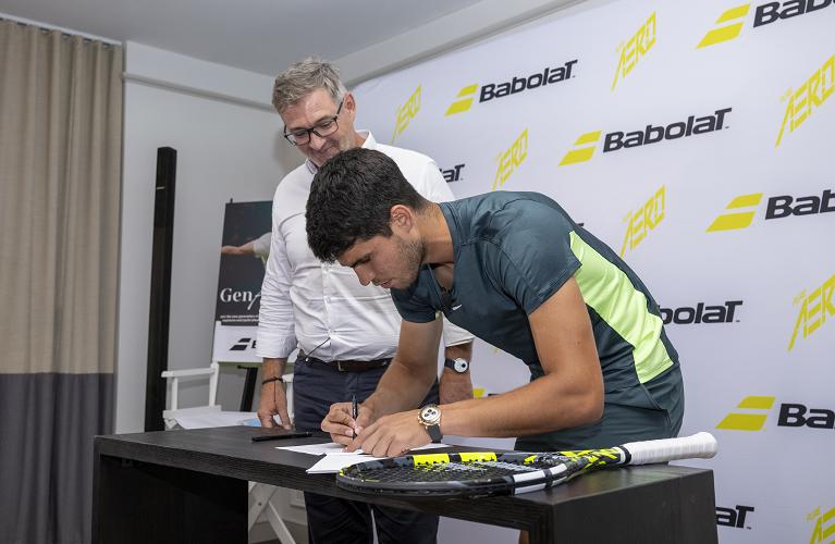 Carlos Alcaraz firma il rinnovo del contratto fino al 2030 alla presenza di Eric Babolat, amministratore delegato dell'azienda francese