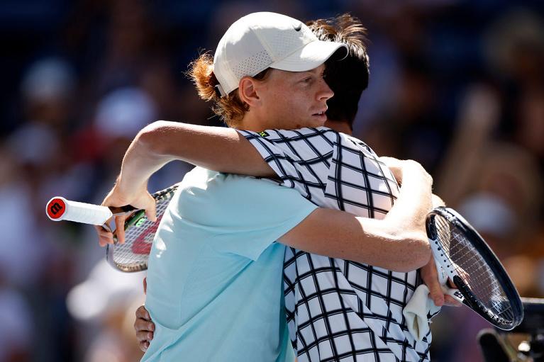 Il bell'abbraccio tra Jannik Sinner e Lorenzo Sonego, avversari nel secondo turno degli Us Open 2023 (foto Getty Images)