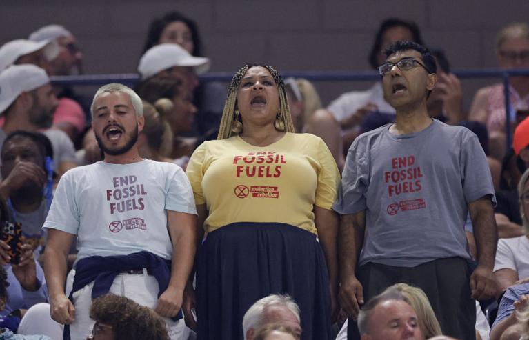 Manifestanti del gruppo Extinction Rebellion durante la semifinale dello US Open Gauff-Muchova (Getty Images)