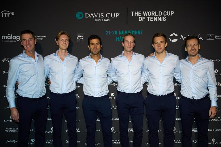 L'Olanda al cocktail di benvenuto alle Davis Cup Finals. Da sinistra il capitano Paul Haarhuis, Gijs Brouwer, Jean-Julien Rojer, Botic Van de Zandschulp, Tallon Griekspoor e Wesley Koolhof (Getty Images per ITF)
