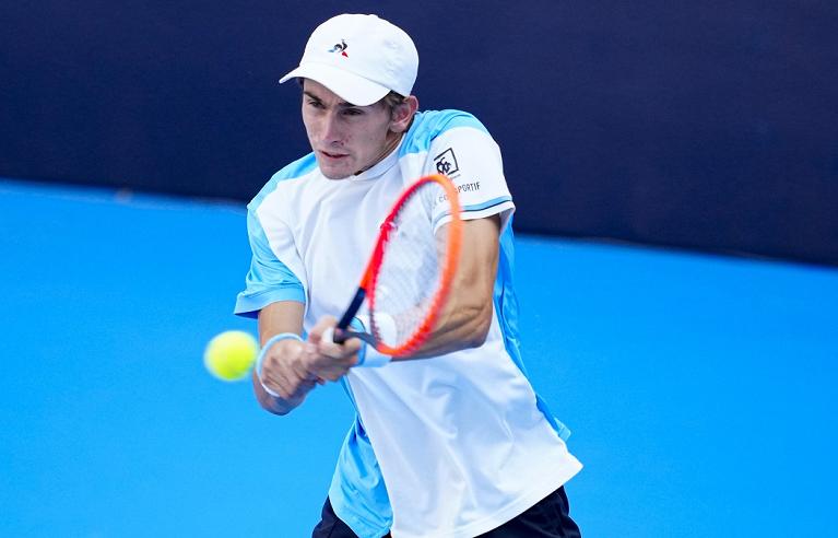 Matteo Arnaldi colpisce di rovescio (foto Getty Images)