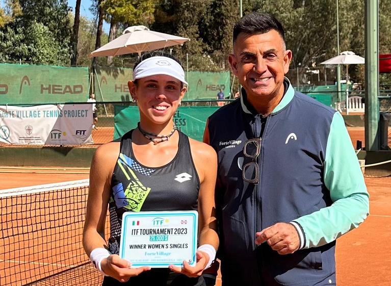 Giorgia Pedone premiata dal direttore del torneo Alessandro Porcu