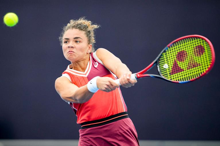 Jasmine Paolini colpisce di rovescio (foto Getty Images)