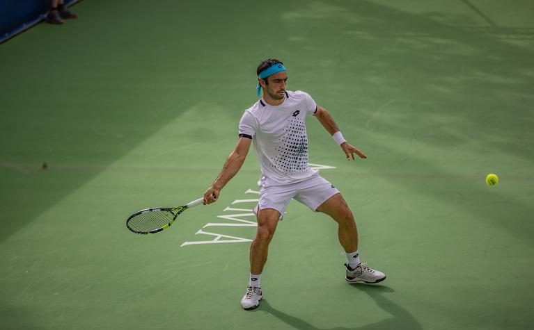 Lorenzo Giustino colpisce di diritto (foto Combi/MEF Tennis Events)