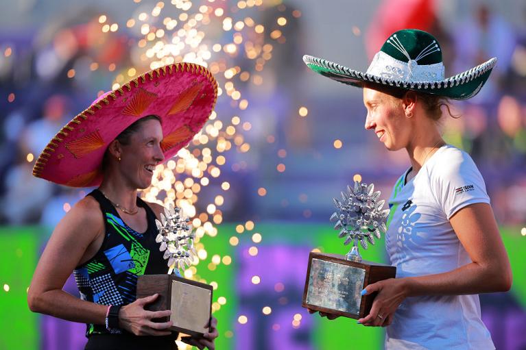 Storm Hunter e Elise Mertens con il trofeo vinto a Guadalajara (Getty Images)