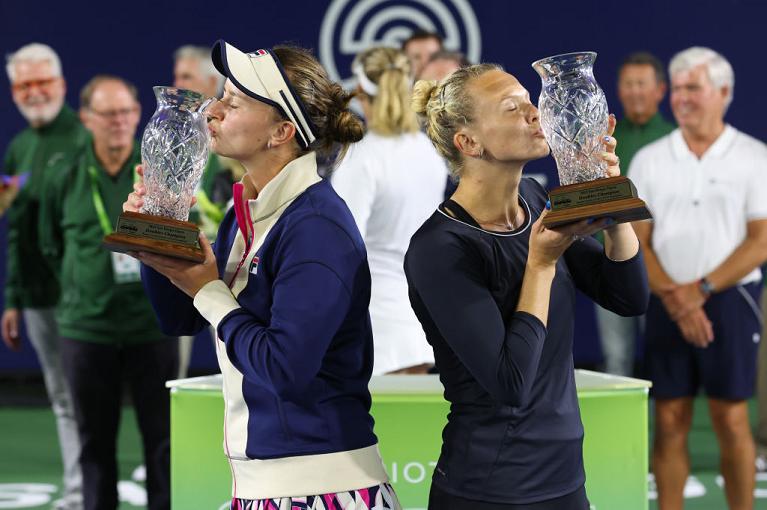 Barbora Krejcikova e Katerina Siniakova con il trofeo vinto a San Diego (Getty Images)